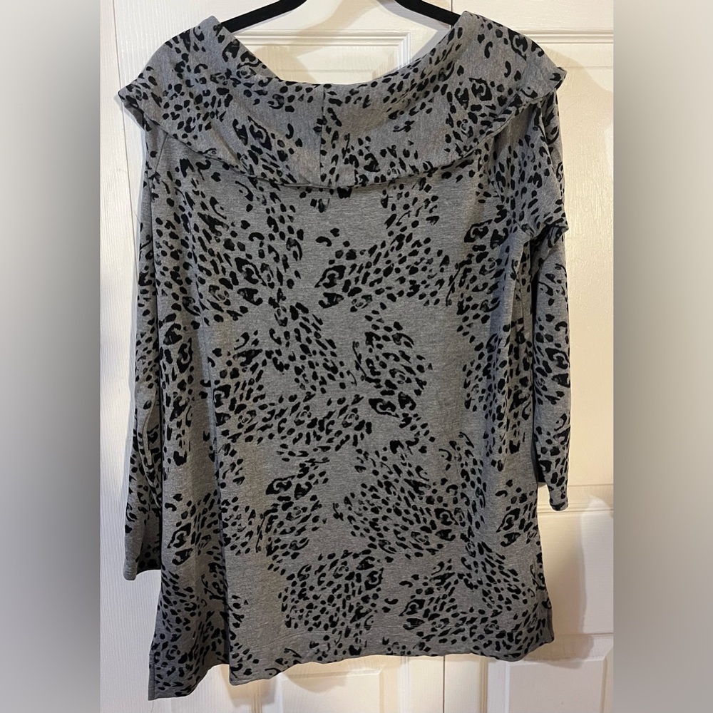 Chico’s Zenergy Grey Animal Print Brushed Fleece Tunic Women’s Size 12-14(2) - Picture 2 of 5